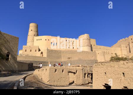 März 16 2022 - Bahla, Oman: Es wird angenommen, dass das Bahla Fort zwischen dem 12.. Und 15.. Jahrhundert von den Banu Nebhan aus Ziegeln erbaut wurde Stockfoto