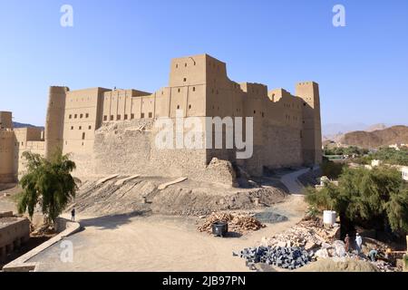 März 16 2022 - Bahla, Oman: Es wird angenommen, dass das Bahla Fort zwischen dem 12.. Und 15.. Jahrhundert von den Banu Nebhan aus Ziegeln erbaut wurde Stockfoto