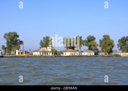 September 13 2021 - Sulina in Rumänien: Gebäude am Ufer der Donau Stockfoto