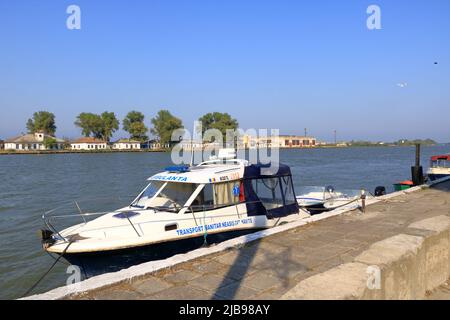 September 13 2021 - Sulina in Rumänien: Gebäude am Ufer der Donau Stockfoto