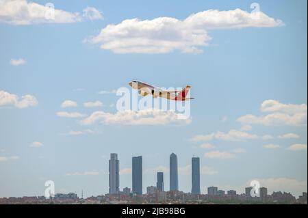 Iberia fliegt vom Flughafen Madrid Adolfo Suarez an den Wolkenkratzern des Geschäftsviertels von Madrid vorbei. Stockfoto