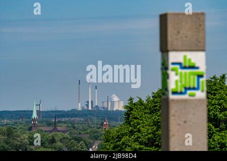 Aussichtspunkt der Essener Aussichten, einer von 30 Punkten mit einem weitreichenden Blick in die Stadt, hier auf dem Hallo-Friedhof, Blick Richtung Norden, über Altenessen Stockfoto