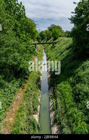 Die Fußgängerbrücke über den Schwarzbach fließt, ein 12 Kilometer langer Bach, der lange Zeit als Abwasserstrom genutzt wurde und nun abwasserfrei ist Stockfoto