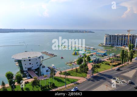 September 14 2021 - Constanta in Rumänien: Landschaft mit dem Boulevard im Mamaia Resort und dem Siutghiol See Stockfoto