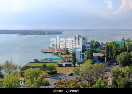 September 14 2021 - Constanta in Rumänien: Landschaft mit dem Boulevard im Mamaia Resort und dem Siutghiol See Stockfoto