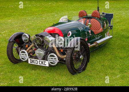 2013 grüner Einsitzer Morgan 3-Wheeler, 1983 ccm Benzin-Roadster bei Ankunft in worden Park Motor Village für das Leyland Festival, Großbritannien Stockfoto