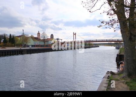 April 30 2022 - Anklam in Deutschland: Kleiner Industriehafen an einem klaufigen Tag Stockfoto