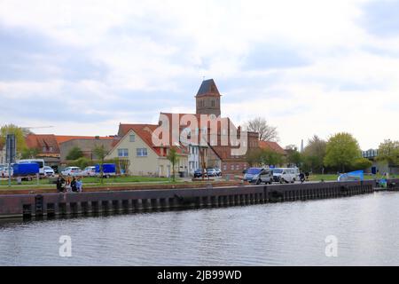 April 30 2022 - Anklam in Deutschland: Kleiner Industriehafen an einem klaufigen Tag Stockfoto