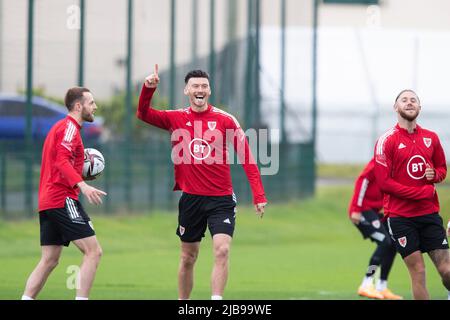 Hensol, Wales, Großbritannien. 4.. Juni 2022. Kieffer Moore feiert während des Trainings der walisischen Fußballnationalmannschaft im Wale Resort vor dem Finale der FIFA-Weltmeisterschaft gegen die Ukraine. Kredit: Mark Hawkins/Alamy Live Nachrichten Stockfoto