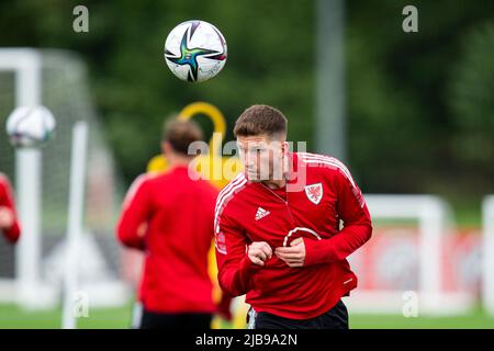 Hensol, Großbritannien. 04.. Juni 2022. Chris Mepham aus Wales im Training. Wales MD1 Training Session im Wale Resort am 4.. Juni 2022 vor dem FIFA World Cup Play Off Finale 2022 gegen die Ukraine. Quelle: Lewis Mitchell/Alamy Live News Stockfoto