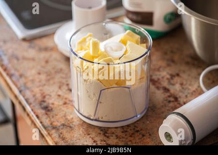 Blätterteig in der Zubereitung, Mehl und Butter in einem Mixbecher. Küchengeräte, Home Style Konzept. Stockfoto