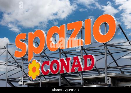 Borgo San Dalmazzo, Cuneo, Italien - 03. Juni 2022: Conad Spazio Superstore-Logo auf blauem Himmel, Conad (National Retail Consortium) ist das erste Stockfoto