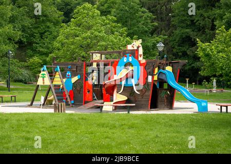 Rila Fun Park Leerer Kinderspielplatz umgeben von Grün im Rila Park, Dupnitsa, Bulgarien, Osteuropa, Balkan, EU Stockfoto