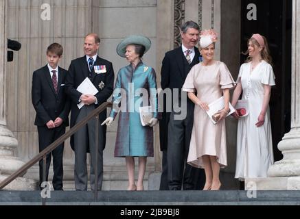 London, Großbritannien. 03.. Juni 2022. LONDON, GROSSBRITANNIEN. 3. Juni 2022: Prinzessin Anne, die Königliche Prinzessin; Prinz Edward, Earl of Wessex; James Viscount Severn; Timothy Lawrence; Sophie Gräfin von Wessex & Lady Louise Windsor verlassen den Nationaldienst von Thanksgiving, um das Platin-Jubiläum Ihrer Majestät der Königin im Rahmen der Platin-Jubiläumsfeiern, St. Paul's Cathedral, zu feiern. Bildquelle: Paul Smith/Alamy Live News Stockfoto