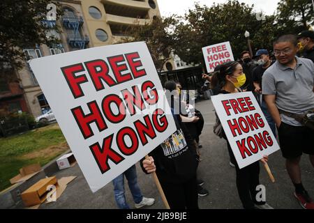 San Francisco, USA. 03.. Juni 2022. Die Menschen halten während der Kundgebung Plakate. Einige amerikanische Chinesen und Amerikaner aus Hongkong veranstalten am 3.. Juni in Chinatown von San Francisco eine Kundgebung zum Gedenken an die Niederschlagung des Platzes des Himmlischen Friedens am 33. Jahrestag. Etwa zweihundert Menschen nehmen an der Kundgebung Teil und einige von ihnen halten die elektronischen Kerzen, um zu gedenken. Die Organisatoren dieser Kundgebung hoffen, dass die Menschen die Niederschlagung des Tiananmen-Platzes nicht vergessen und mehr Menschen die Wahrheit davon wissen lassen. Kredit: SOPA Images Limited/Alamy Live Nachrichten Stockfoto