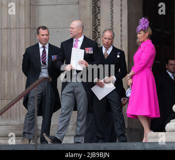 London, Großbritannien. 03.. Juni 2022. LONDON, GROSSBRITANNIEN. 3. Juni 2022: Peter Phillips, Mike Tindall, Earl of Snowdon & Zara Tindall verlassen den Nationalgottesdienst, um das Platin-Jubiläum Ihrer Majestät der Königin im Rahmen der Platin-Jubiläumsfeiern, St. Paul's Cathedral, zu feiern. Bildquelle: Paul Smith/Alamy Live News Stockfoto