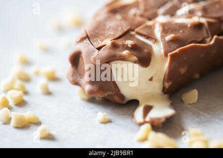 Eis aus gebotter Mandel-Vanille mit Schokoladenglasur. Stockfoto