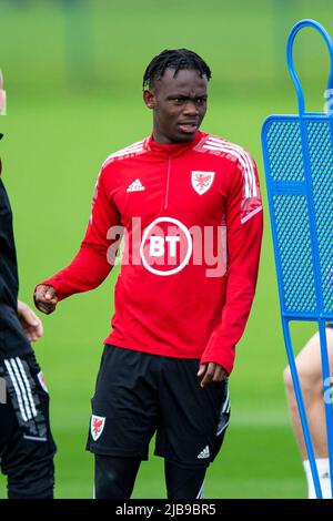 Hensol, Großbritannien. 04.. Juni 2022. Rabbi Matondo aus Wales in der Ausbildung. Wales MD1 Training Session im Wale Resort am 4.. Juni 2022 vor dem FIFA World Cup Play Off Finale 2022 gegen die Ukraine. Quelle: Lewis Mitchell/Alamy Live News Stockfoto