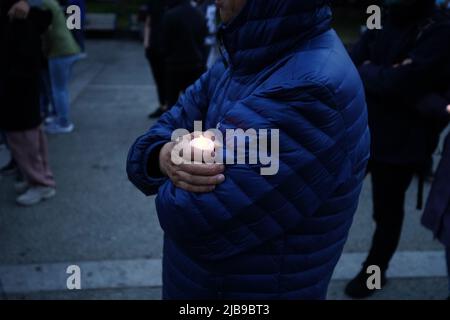 San Francisco, USA. 03.. Juni 2022. Eine Person hält während der Kundgebung eine elektronische Kerze in der Hand. Einige amerikanische Chinesen und Amerikaner aus Hongkong veranstalten am 3.. Juni in Chinatown von San Francisco eine Kundgebung zum Gedenken an die Niederschlagung des Platzes des Himmlischen Friedens am 33. Jahrestag. Etwa zweihundert Menschen nehmen an der Kundgebung Teil und einige von ihnen halten die elektronischen Kerzen, um zu gedenken. Die Organisatoren dieser Kundgebung hoffen, dass die Menschen die Niederschlagung des Tiananmen-Platzes nicht vergessen und mehr Menschen die Wahrheit davon wissen lassen. Kredit: SOPA Images Limited/Alamy Live Nachrichten Stockfoto