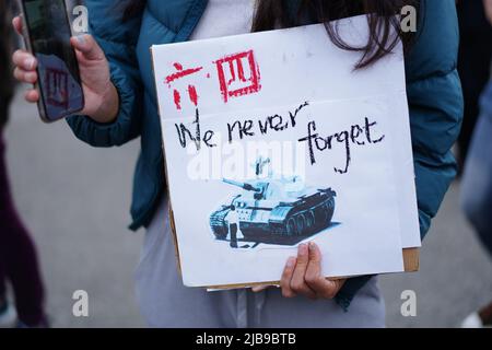 San Francisco, USA. 03.. Juni 2022. Eine Person hält während der Kundgebung ein Plakat. Einige amerikanische Chinesen und Amerikaner aus Hongkong veranstalten am 3.. Juni in Chinatown von San Francisco eine Kundgebung zum Gedenken an die Niederschlagung des Platzes des Himmlischen Friedens am 33. Jahrestag. Etwa zweihundert Menschen nehmen an der Kundgebung Teil und einige von ihnen halten die elektronischen Kerzen, um zu gedenken. Die Organisatoren dieser Kundgebung hoffen, dass die Menschen die Niederschlagung des Tiananmen-Platzes nicht vergessen und mehr Menschen die Wahrheit davon wissen lassen. Kredit: SOPA Images Limited/Alamy Live Nachrichten Stockfoto