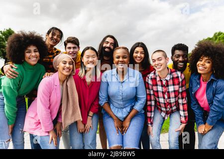 Junge multirassische Freunde haben Spaß zusammen in der Stadt hängen - Freundschaft und Vielfalt Konzept Stockfoto