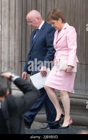 London, Großbritannien. 03.. Juni 2022. LONDON, GROSSBRITANNIEN. 3. Juni 2022: Nicola Sturgeon, First Minister of Scotland & Peter Murrell verlassen den Nationaldienst des Erntedankfestes, um das Platin-Jubiläum Ihrer Majestät der Königin im Rahmen der Platin-Jubiläumsfeiern, St. Paul's Cathedral, zu feiern. Bildquelle: Paul Smith/Alamy Live News Stockfoto