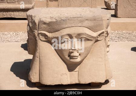 Kopf der Hathor Skulptur im äußeren Hof Denderah Tempels, in der Nähe von Qena, Ägypten Stockfoto