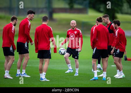 Hensol, Großbritannien. 04.. Juni 2022. Jonny Williams aus Wales im Training. Wales MD1 Training Session im Wale Resort am 4.. Juni 2022 vor dem FIFA World Cup Play Off Finale 2022 gegen die Ukraine. Quelle: Lewis Mitchell/Alamy Live News Stockfoto