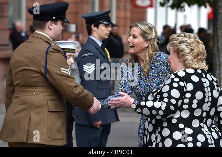 Die Gräfin von Wessex trifft Einheimische bei einem Besuch in Belfast, Nordirland, während Mitglieder der königlichen Familie die Nationen Großbritanniens besuchen, um das Platin-Jubiläum von Königin Elizabeth II. Zu feiern. Bilddatum: Samstag, 4. Juni 2022. Stockfoto