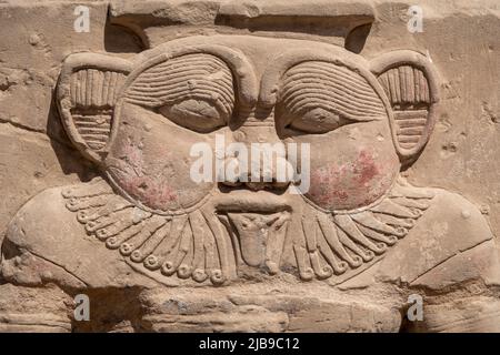 Statue des Gottes Bes im äußeren Hof Denderah Tempels, in der Nähe von Qena, Ägypten Stockfoto