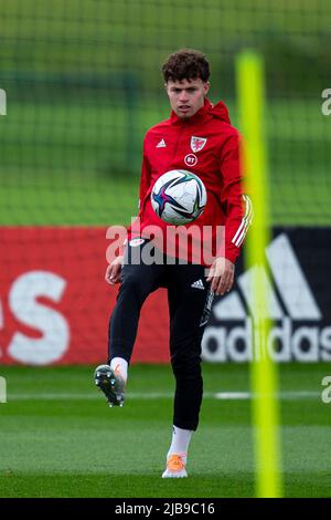 Hensol, Großbritannien. 04.. Juni 2022. Neco Williams aus Wales im Training. Wales MD1 Training Session im Wale Resort am 4.. Juni 2022 vor dem FIFA World Cup Play Off Finale 2022 gegen die Ukraine. Quelle: Lewis Mitchell/Alamy Live News Stockfoto