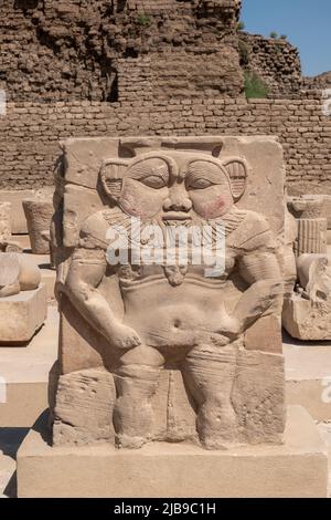 Statue des Gottes Bes im äußeren Hof Denderah Tempels, in der Nähe von Qena, Ägypten Stockfoto