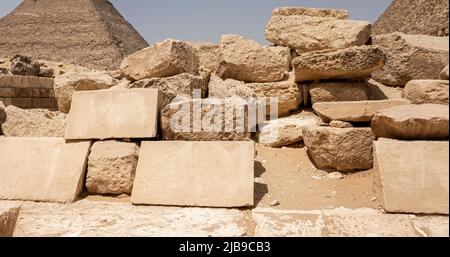Pyramide des Cheops auf dem Gizeh-Plateau, die Pyramiden von Gizeh, Kairo, Ägypten Stockfoto