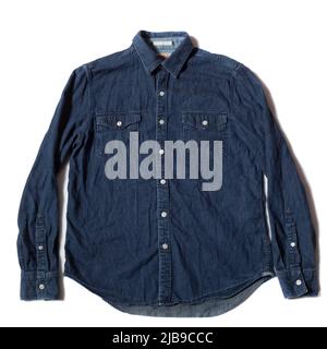 Blaues Denim Langarm-Herrenshirt Stockfoto