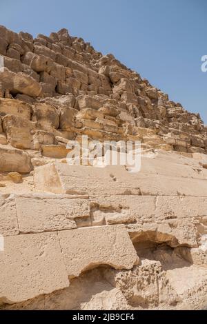 Pyramide des Cheops auf dem Gizeh-Plateau, die Pyramiden von Gizeh, Kairo, Ägypten Stockfoto