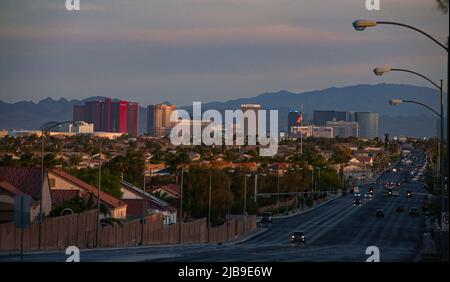 North Las Vegas, Usa. 03.. Juni 2022. Blick auf den Las Vegas Strip von North Las Vegas. Im Jahr 2021 hatte Las Vegas 32,2 Millionen Besucher, was es zu einer der meistbefahrenen Städte in den Vereinigten Staaten machte. Kredit: SOPA Images Limited/Alamy Live Nachrichten Stockfoto