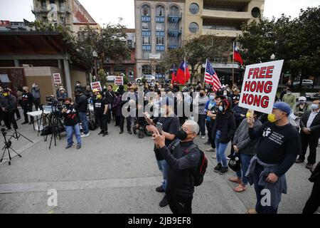 San Francisco, Usa. 03.. Juni 2022. Die Menschen sahen sich während der Kundgebung versammeln. Einige amerikanische Chinesen und Amerikaner aus Hongkong veranstalten am 3.. Juni in Chinatown von San Francisco eine Kundgebung zum Gedenken an die Niederschlagung des Platzes des Himmlischen Friedens am 33. Jahrestag. Etwa zweihundert Menschen nehmen an der Kundgebung Teil und einige von ihnen halten die elektronischen Kerzen, um zu gedenken. Die Organisatoren dieser Kundgebung hoffen, dass die Menschen die Niederschlagung des Tiananmen-Platzes nicht vergessen und mehr Menschen die Wahrheit davon wissen lassen. (Foto von Michael Ho Wai Lee/SOPA Images/Sipa USA) Quelle: SIPA USA/Alamy Live News Stockfoto