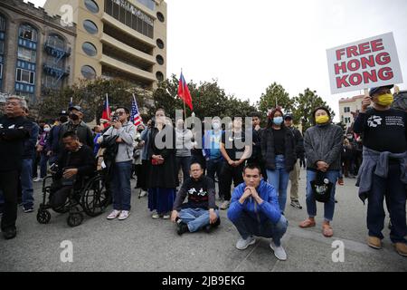 San Francisco, Usa. 03.. Juni 2022. Die Menschen sahen sich während der Kundgebung versammeln. Einige amerikanische Chinesen und Amerikaner aus Hongkong veranstalten am 3.. Juni in Chinatown von San Francisco eine Kundgebung zum Gedenken an die Niederschlagung des Platzes des Himmlischen Friedens am 33. Jahrestag. Etwa zweihundert Menschen nehmen an der Kundgebung Teil und einige von ihnen halten die elektronischen Kerzen, um zu gedenken. Die Organisatoren dieser Kundgebung hoffen, dass die Menschen die Niederschlagung des Tiananmen-Platzes nicht vergessen und mehr Menschen die Wahrheit davon wissen lassen. (Foto von Michael Ho Wai Lee/SOPA Images/Sipa USA) Quelle: SIPA USA/Alamy Live News Stockfoto