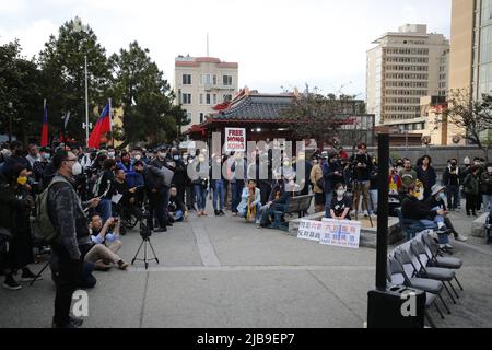 San Francisco, Usa. 03.. Juni 2022. Die Menschen sahen sich während der Kundgebung versammeln. Einige amerikanische Chinesen und Amerikaner aus Hongkong veranstalten am 3.. Juni in Chinatown von San Francisco eine Kundgebung zum Gedenken an die Niederschlagung des Platzes des Himmlischen Friedens am 33. Jahrestag. Etwa zweihundert Menschen nehmen an der Kundgebung Teil und einige von ihnen halten die elektronischen Kerzen, um zu gedenken. Die Organisatoren dieser Kundgebung hoffen, dass die Menschen die Niederschlagung des Tiananmen-Platzes nicht vergessen und mehr Menschen die Wahrheit davon wissen lassen. (Foto von Michael Ho Wai Lee/SOPA Images/Sipa USA) Quelle: SIPA USA/Alamy Live News Stockfoto