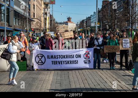 Elokapina oder Aussterben Rebellion Finnland Ylikulutuskapina Demonstration blockiert Mannerheimintie in Helsinki, Finnland Stockfoto