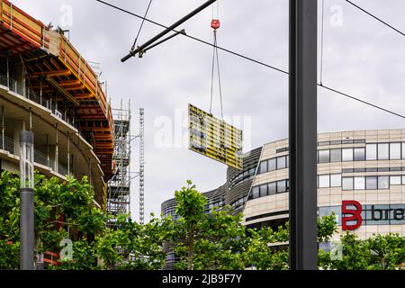 Baustelle am Kaufhaus Breuninger, Teil des Kö-Bogen I, einem Komplex, der vom Architekten Daniel Libeskind entworfen wurde. Stockfoto