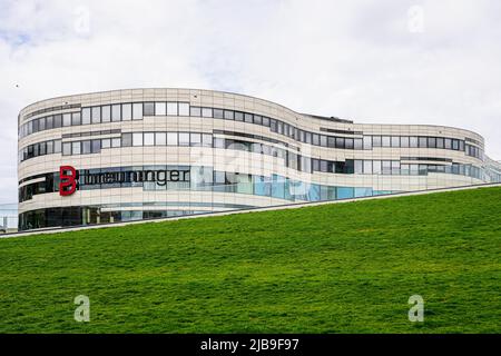 Blick auf das Kaufhaus Breuninger, Teil des Kö-Bogen I, entworfen vom Architekten Daniel Libeskind. Düsseldorf, Nordrhein-Westfalen, 23.5.22 Stockfoto