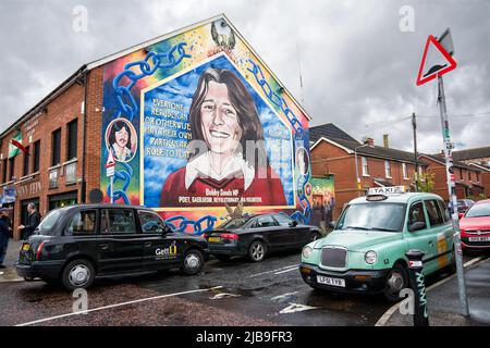 Belfast, United Kindom - 20. Mai 2022: Wandbild des Dichters und Revolutionärs Bobby Sands an der Wand eines Hauses im Shankhill-Viertel i Stockfoto