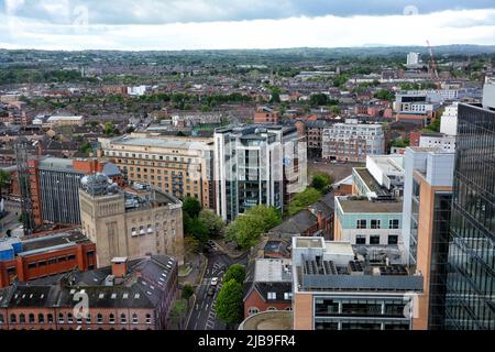 VBelfast, Vereinigtes Königreich - 20. Mai 2022: Luftaufnahme der Stadt mit BBC Palace im Vordergrund von einem Wolkenkratzer, Belfast Stockfoto