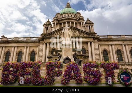 Belfast, Vereinigtes Königreich - 21. Mai 2022: Detail des Rathauses in Belfast mit der Inschrift Belfast an erster Stelle Stockfoto