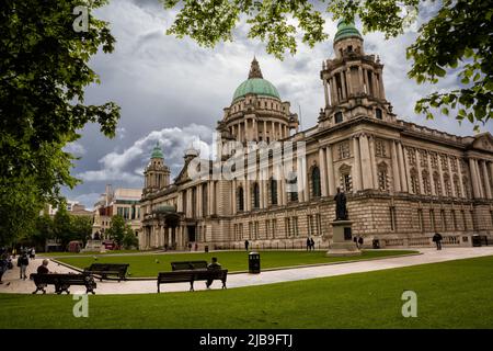 Belfast, Vereinigtes Königreich - 21. Mai 2022: Belfast City Hall an einem bewölkten Tag, Belfast Stockfoto