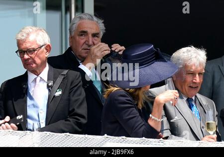 Jim Carter (2. links) blickt vom Balkon auf den Derby Day während des Cazoo Derby Festivals 2022 auf der Epsom Racecourse, Surrey. Bilddatum: Samstag, 4. Juni 2022. Stockfoto