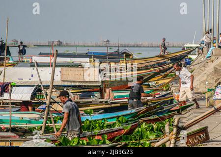 Binangonan, Philippinen. 04.. Juni 2022. Fischer ankern ihre Boote an einem Fischhafen. Laguna Lake ist der größte See auf den Philippinen und bedeckt eine Fläche von 900 Quadratkilometern oder entspricht 90.000 Hektar. Das Wasser fließt von der Provinz Laguna bis zur Provinz Rizal, dem südlichen Teil von Luzon. Der See bietet Ressourcen wie Transport, Erholung, Lebensunterhalt und vor allem Nahrung für die umliegenden Gemeinden. Laguna Lake wird als Süßwasser der Klasse C klassifiziert, das die Fähigkeit besitzt, Fische und andere aquatische Ressourcen anzubauen. Einige Wasserscheide in der Nähe der Metro Manila c Stockfoto