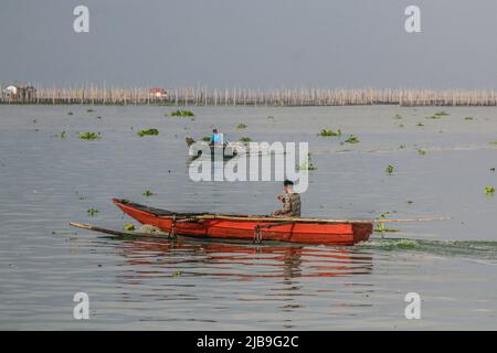 Binangonan, Philippinen. 04.. Juni 2022. Mehrere Boote werden im See rudern gesehen. Laguna Lake ist der größte See auf den Philippinen und bedeckt eine Fläche von 900 Quadratkilometern oder entspricht 90.000 Hektar. Das Wasser fließt von der Provinz Laguna bis zur Provinz Rizal, dem südlichen Teil von Luzon. Der See bietet Ressourcen wie Transport, Erholung, Lebensunterhalt und vor allem Nahrung für die umliegenden Gemeinden. Laguna Lake wird als Süßwasser der Klasse C klassifiziert, das die Fähigkeit besitzt, Fische und andere aquatische Ressourcen anzubauen. Einige Wasserscheide in der Nähe der Metro Manila cla Stockfoto