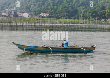 Binangonan, Philippinen. 04.. Juni 2022. Ein Fischer rudert sein Boot aus, um eine Chance auf den Fang eines Fisches zu nehmen. Laguna Lake ist der größte See auf den Philippinen und bedeckt eine Fläche von 900 Quadratkilometern oder entspricht 90.000 Hektar. Das Wasser fließt von der Provinz Laguna bis zur Provinz Rizal, dem südlichen Teil von Luzon. Der See bietet Ressourcen wie Transport, Erholung, Lebensunterhalt und vor allem Nahrung für die umliegenden Gemeinden. Laguna Lake wird als Süßwasser der Klasse C klassifiziert, das die Fähigkeit besitzt, Fische und andere aquatische Ressourcen anzubauen. Etwas Wasser Stockfoto